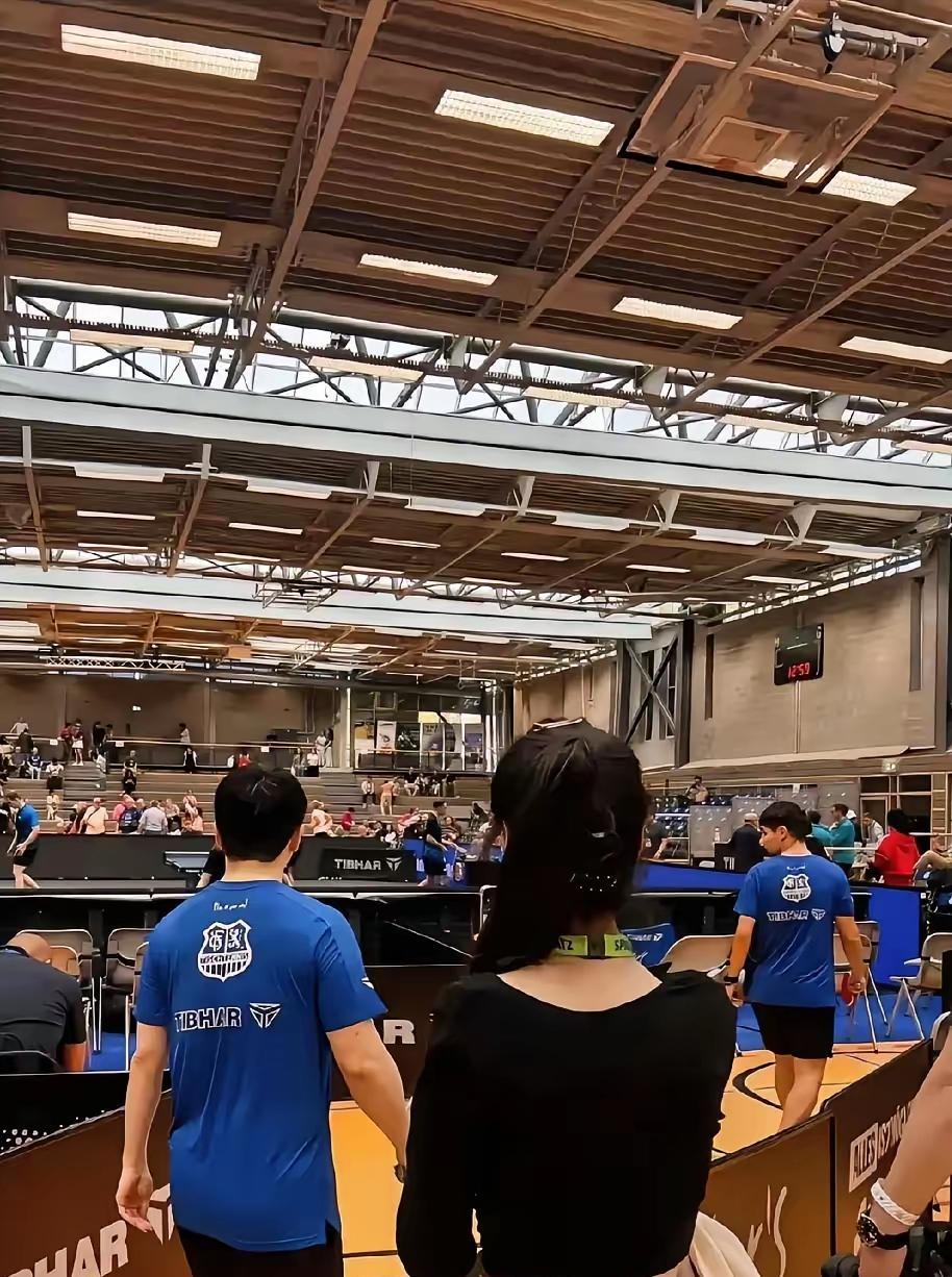 9月6日北京时间21点德甲联赛第二场，樊振东在客场出战，这个赛场比主场小很多，容