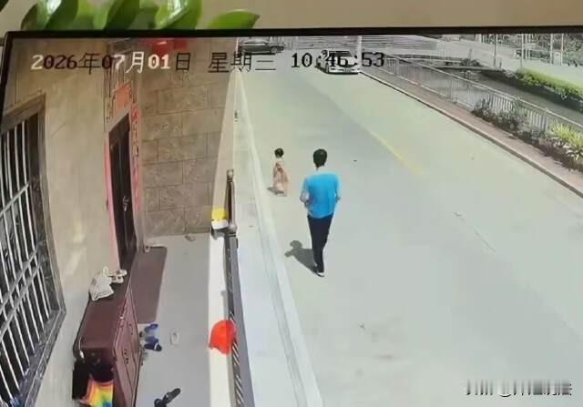 广东汕头，男子经过大桥，跟随一女童，顺手将其抛入河里，好心路人见状迅速跳下河救起