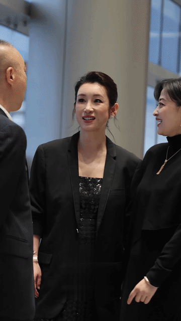 秦海璐和梅婷也到了一笑就满脸褶子的年龄了，不过，人家也不遮遮掩掩的，想笑就笑，完