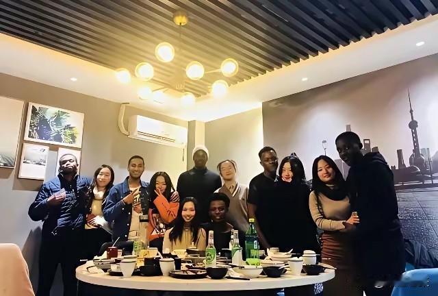 每次看到那张图片，我便怒火中烧。正如上海女网红所言，男人守卫疆土，女人延续血脉，