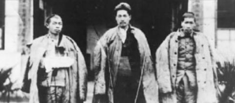 1935年，王耀武得知部下俘虏了一个红军师长，兴冲冲的跑过去准备审讯，但当他看到