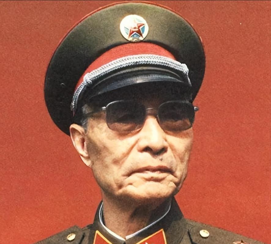 1964年，张爱萍将军到酒泉某基地视察，突然，他发现有10多名背着斜挎包的战士站