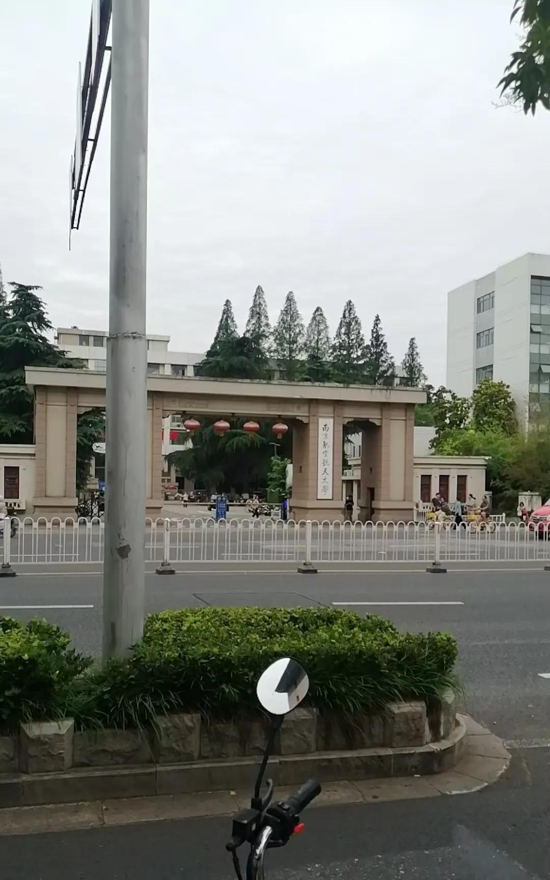 问：这么破旧的大学在河北好招生吗？答：非常好招，而且分数还不低呢！问：需要多