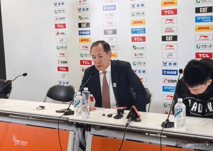 取舍！许利民谈第四节不用斯佩尔曼：“斯佩尔曼今晚表现不错。”“但他需要别