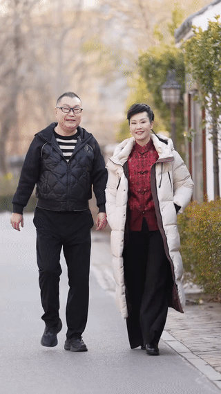 看着于文华和尹相杰俩人并肩往前走的动图，脚步稳稳的，两人边走边聊，特别暖心。