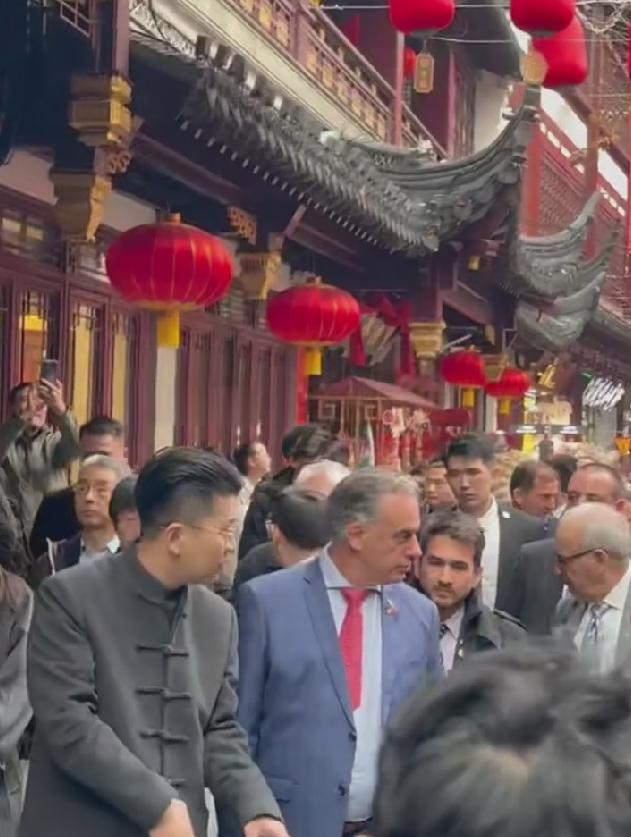 2月5日乌拉圭总统奥尔西访华第五天，逛上海豫园，接待人员看着好眼熟；从网友偶遇现
