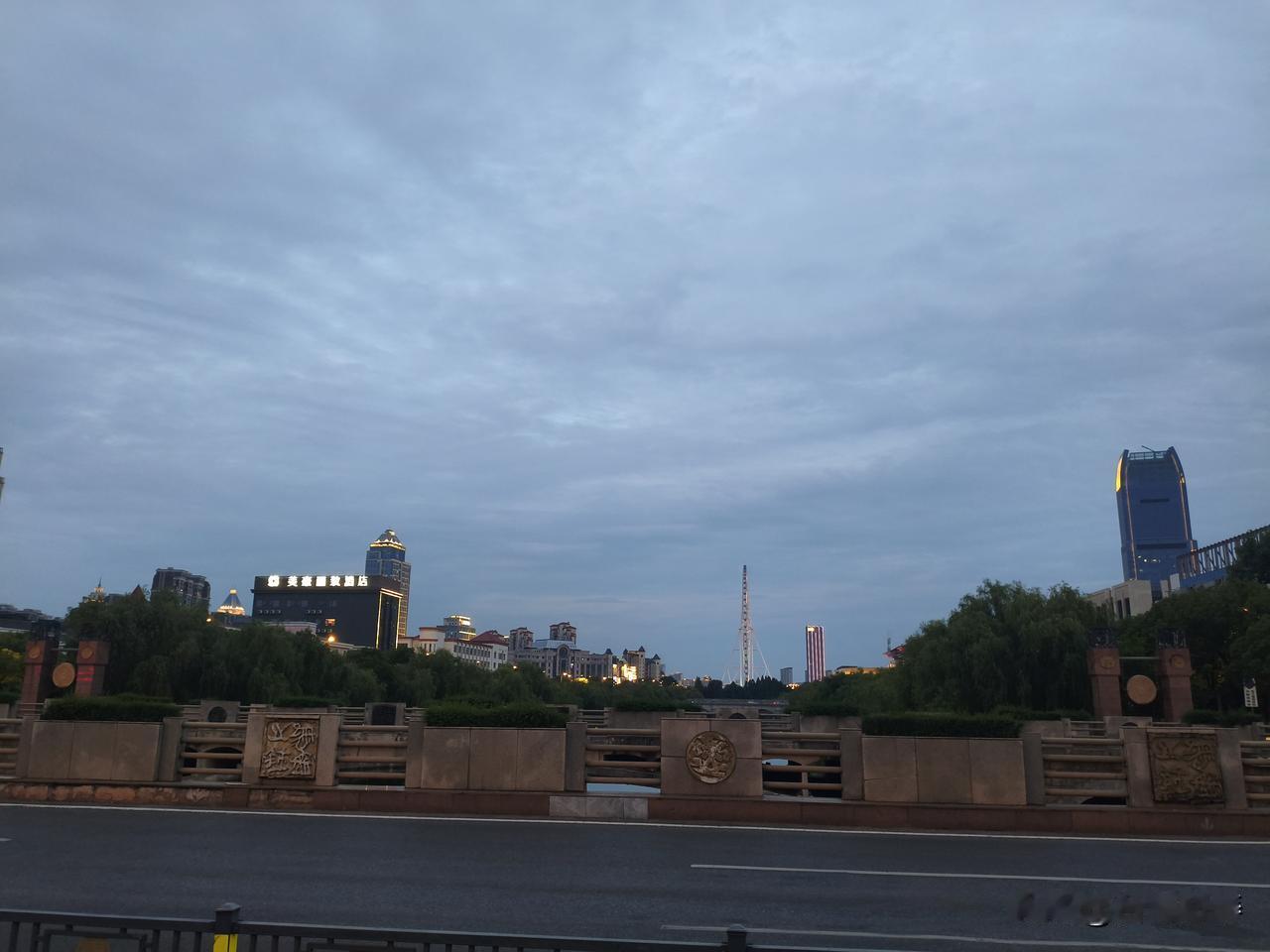 在网传的视频中，郑州西亚斯学院的一名男生站在座位上浑身发抖，对着讲台上的老师又哭