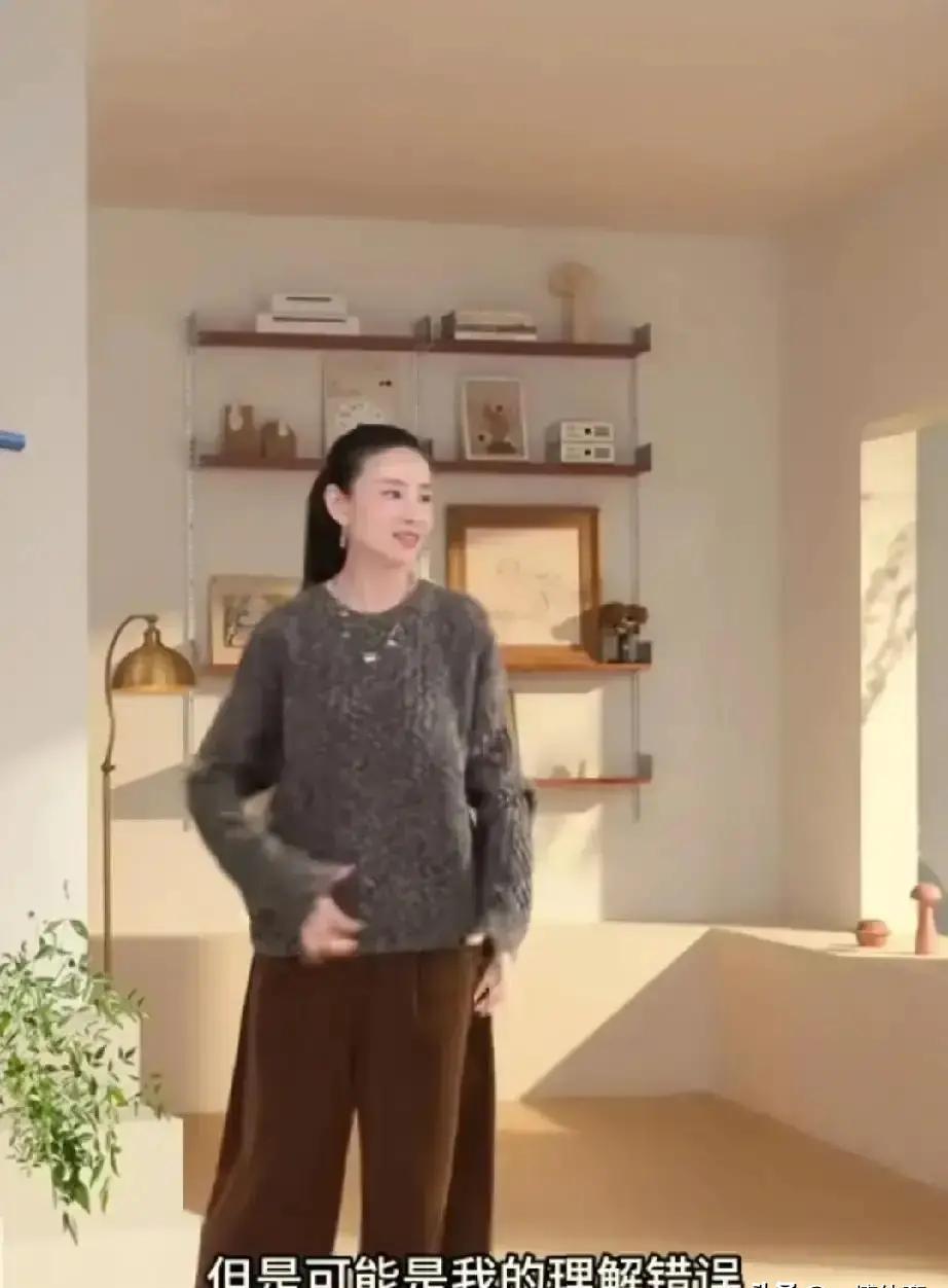 吵不赢董洁。当所有直播间都在嘶吼「321上链接」，她举起一块布料。羊绒的原始