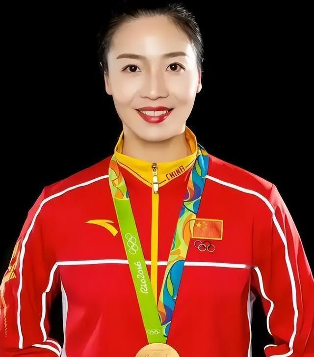 “月神”魏秋月应该算是中国女排最漂亮的运动员之一吧。 三届奥运会，成绩一金、