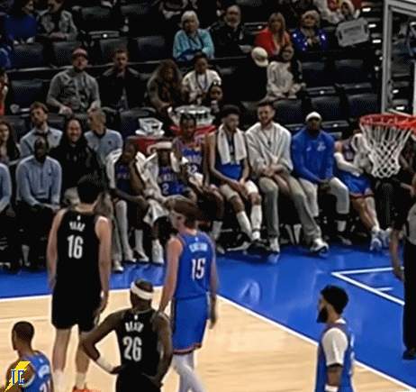 亚历山大两次主动打招呼，才让我们看清杨瀚森在NBA的真实处境。第一次小杨没反应过