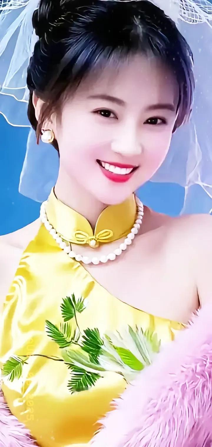 优雅的新娘造型，金色礼服与珍珠项链相得益彰，微笑中散发着幸福的光芒。