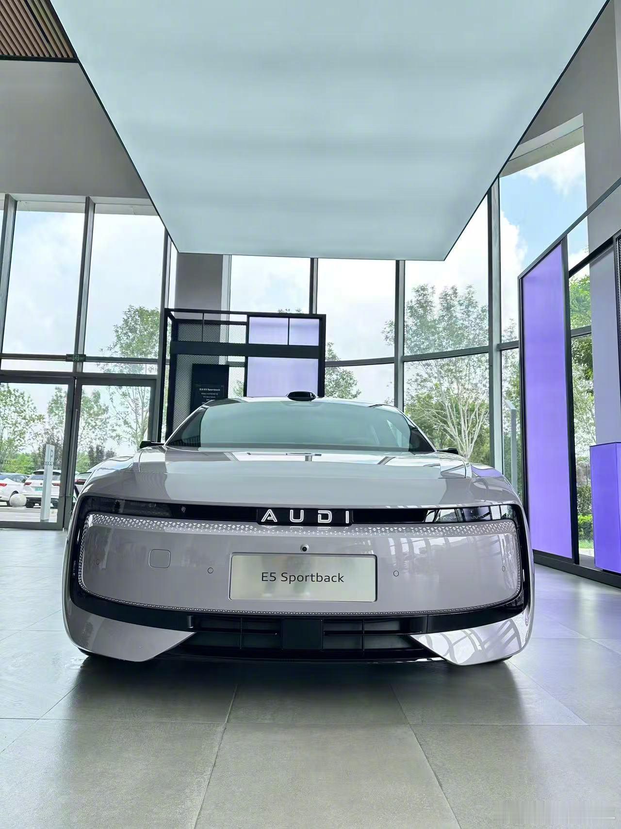 这么漂亮的车谁不想到店去试试？说的就是奥迪E5Sportback了，试乘试驾车