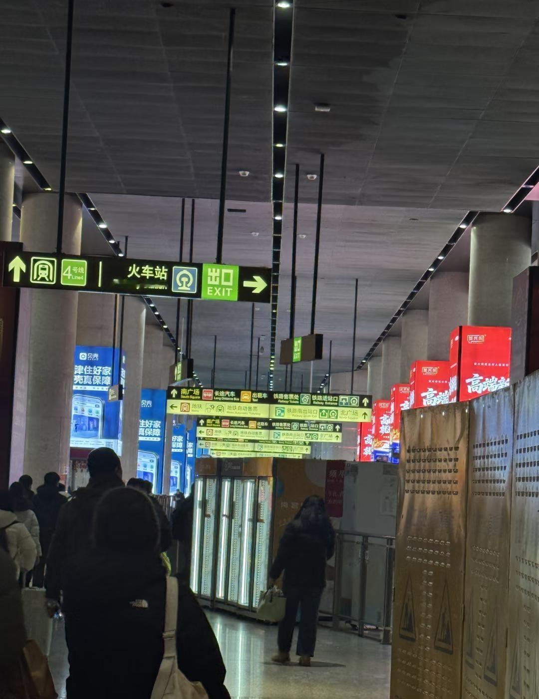 天津西站为什么有这么多标识盘❓就是，一眼望过去，全是牌子。真的，有必要，