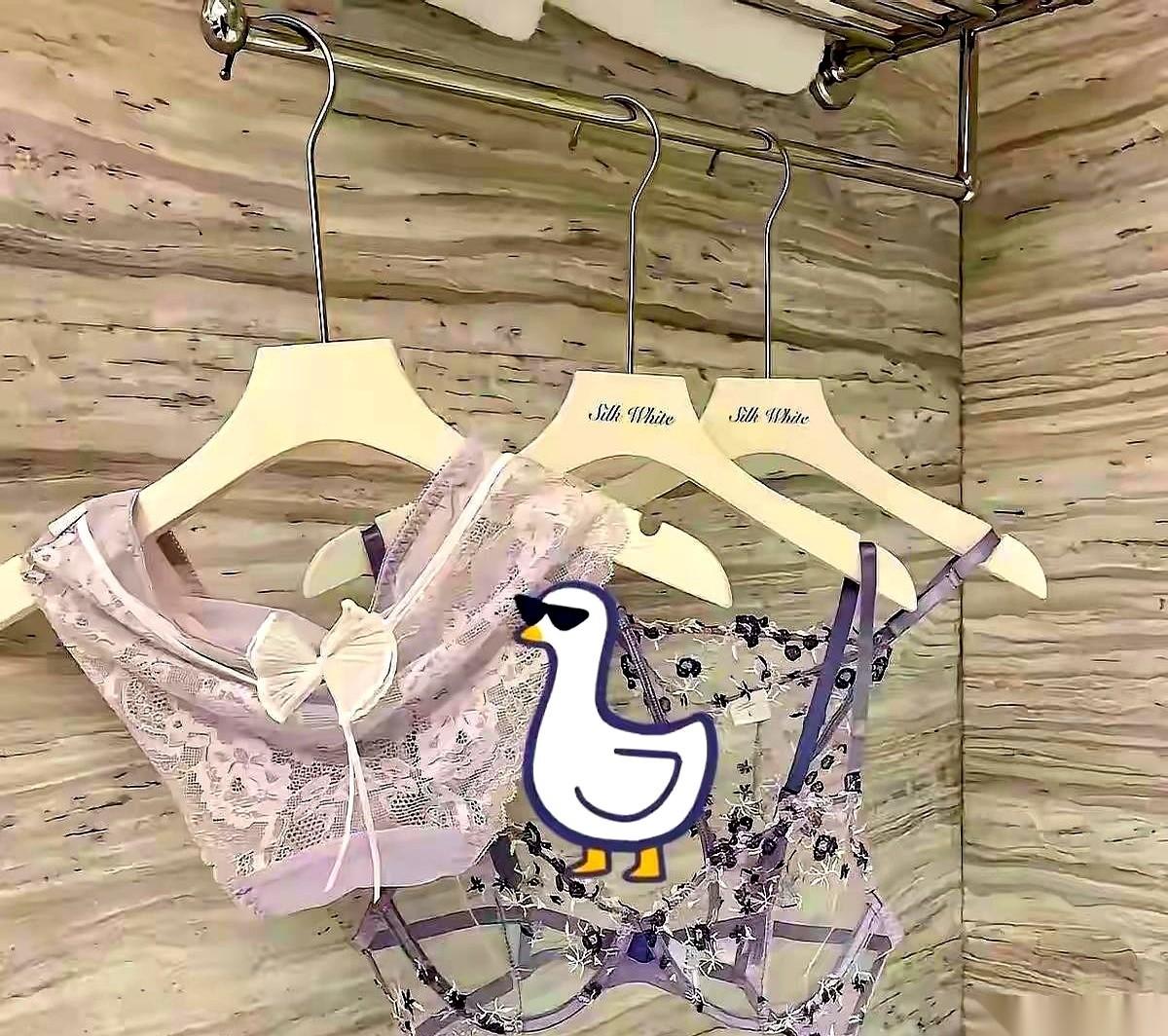 跟闺蜜住酒店，瞟了眼她挂卫生间那玩意儿，我真的一秒石化。布料还没我口罩多。我