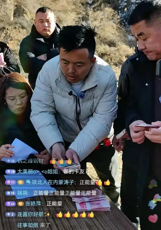 这世上，有些告别来得太突然。32岁的杨师傅，一个在山西临县老家扛起全家的货车司机