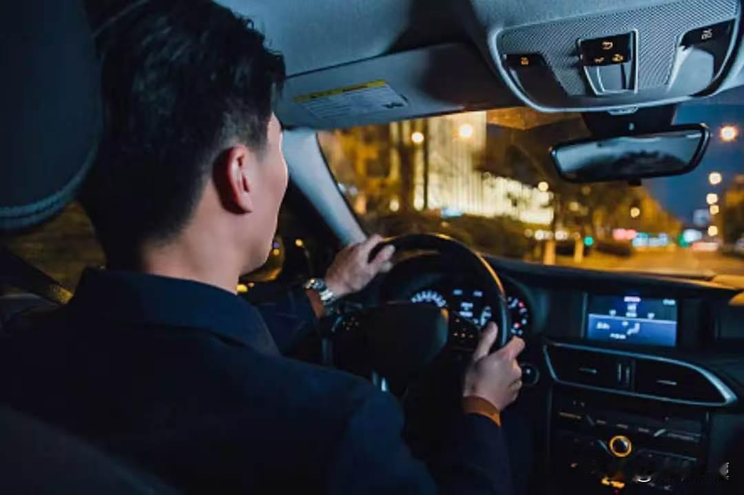 辣眼睛！香港，凌晨两点，一男一女上了网约车，还没走多远，后排男子的手就不安分起来