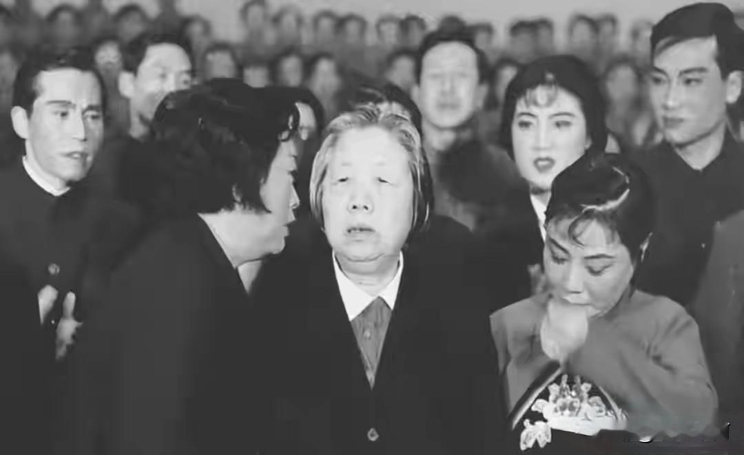 🍁泪流满面的郭兰英1977年寒冬，纪念周总理逝世一周年晚会上，歌唱家王昆、与