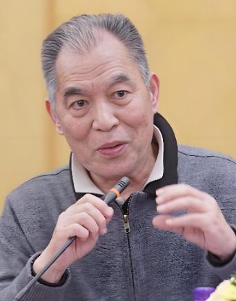 梁晓声说：“一个家庭中，女性只要受过良好的教育，往往上可影响丈夫，下可教育孩子
