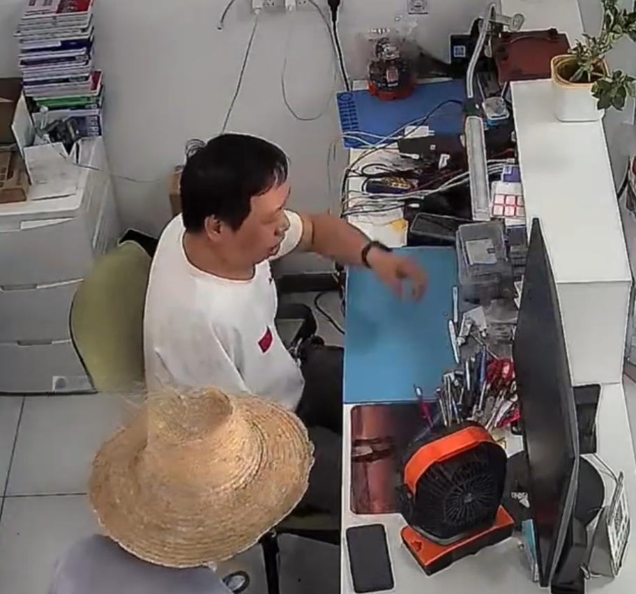 今天店里来了位特别的顾客，是位头发花白的老人。他手里攥着一部屏幕布满划痕的