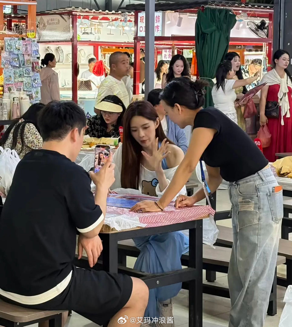 37岁沈梦辰现身海南三亚夜市大排档吃宵夜，她现实中真人非常漂亮，皮肤很白皙，脸非