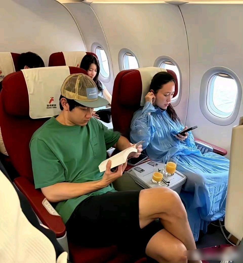 网友飞机上偶遇金莎和孙丞潇一个看手机一个看书大家觉得她们感情恩爱吗？​