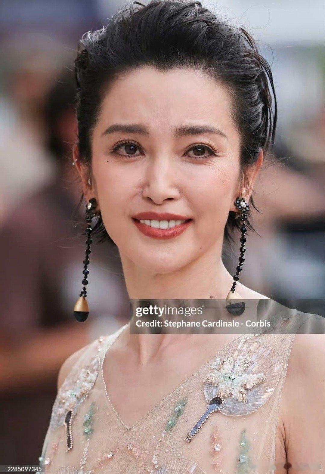 李冰冰怎么做到左脸哭右脸笑的G社拍得李冰冰巴黎高定时装周的无修生图，53岁的依