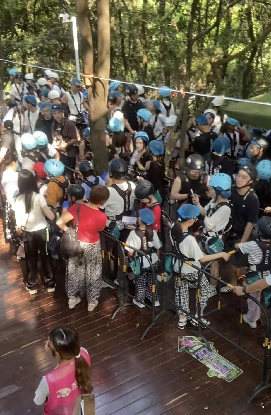 佛山秋假把这景区挤爆了！全是人，游客直接喊劝退谁能想到佛山这丛林探险乐园，
