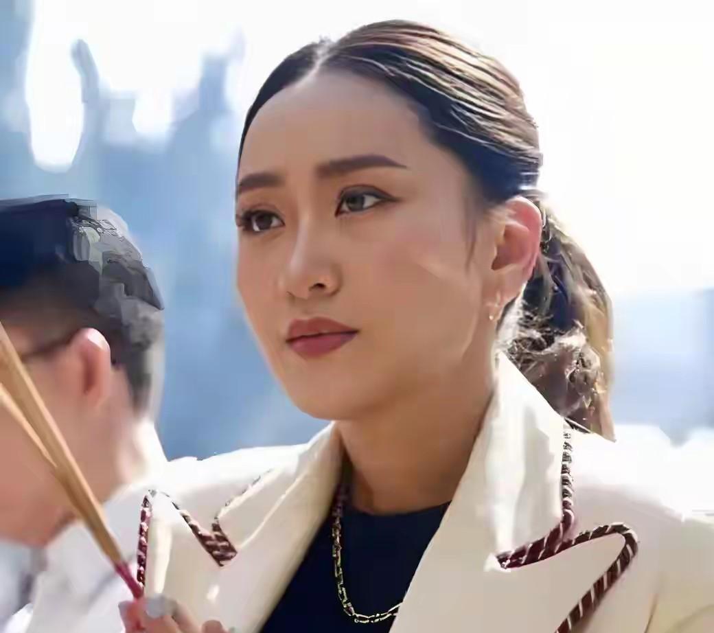 佩通坦一位敢作敢为的美女总理。录音曝光后，她没有逃避推诿责任；被解除总理职位