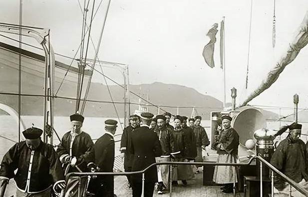 敌人的炮管都快怼到脸上了，我们的人居然还在翻书查国际法？1884年马尾海战，法国