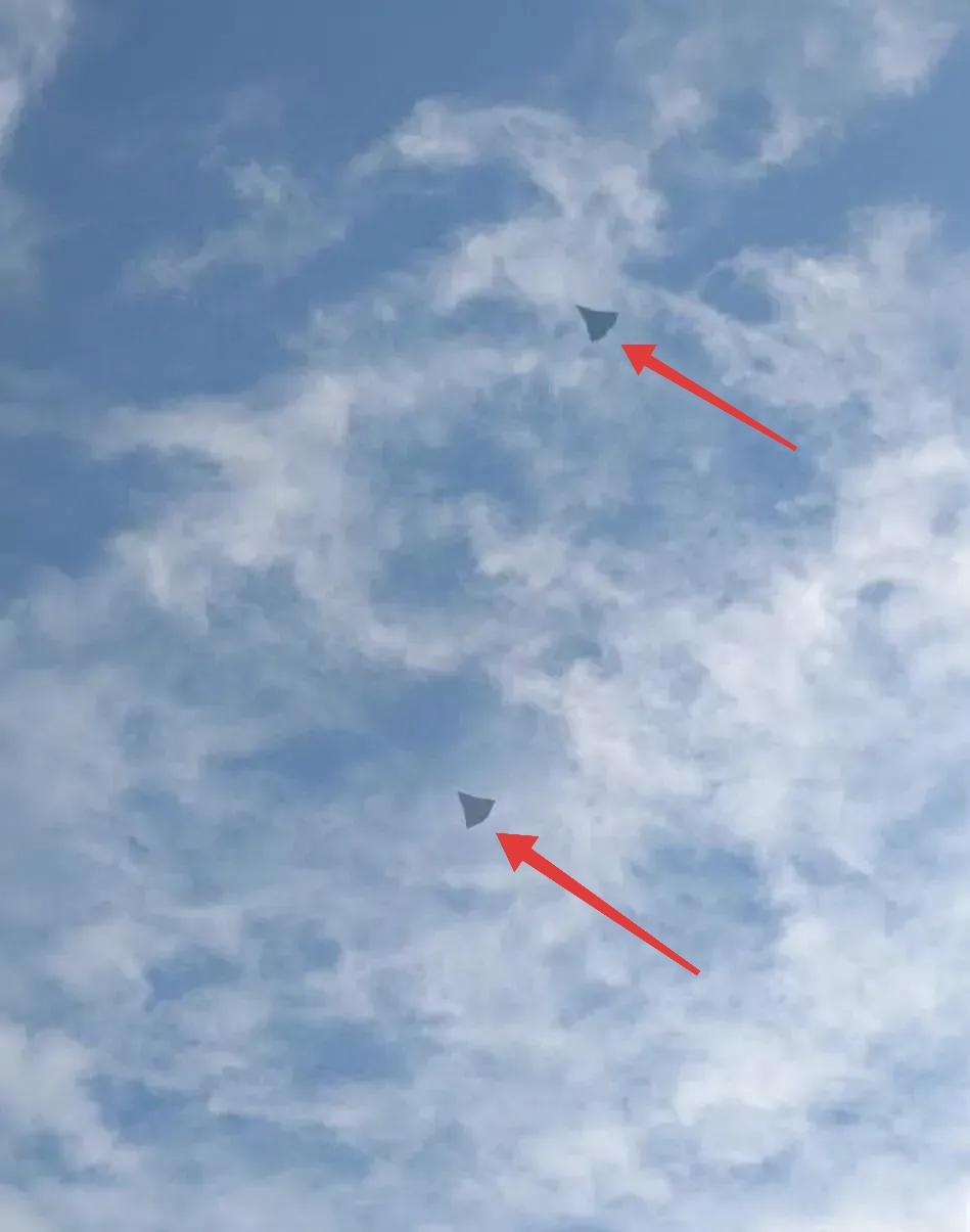 网传2架南六代同时亮相，原型机编队飞行本就不多见，关键这两架南六代的发动机尾喷口