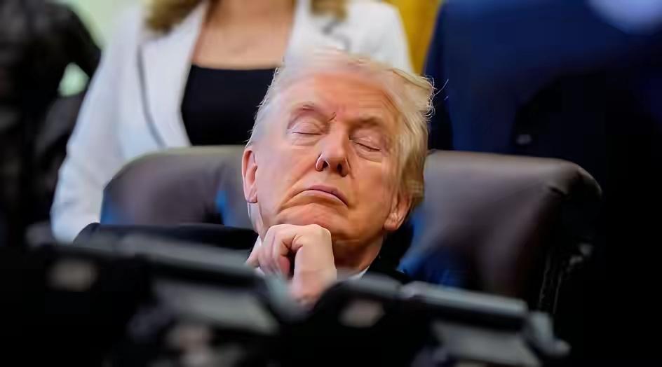 特朗普，这位80岁的总统真的累了！抡起“关税大棒”，横冲直闯，打盟友、大伙伴、