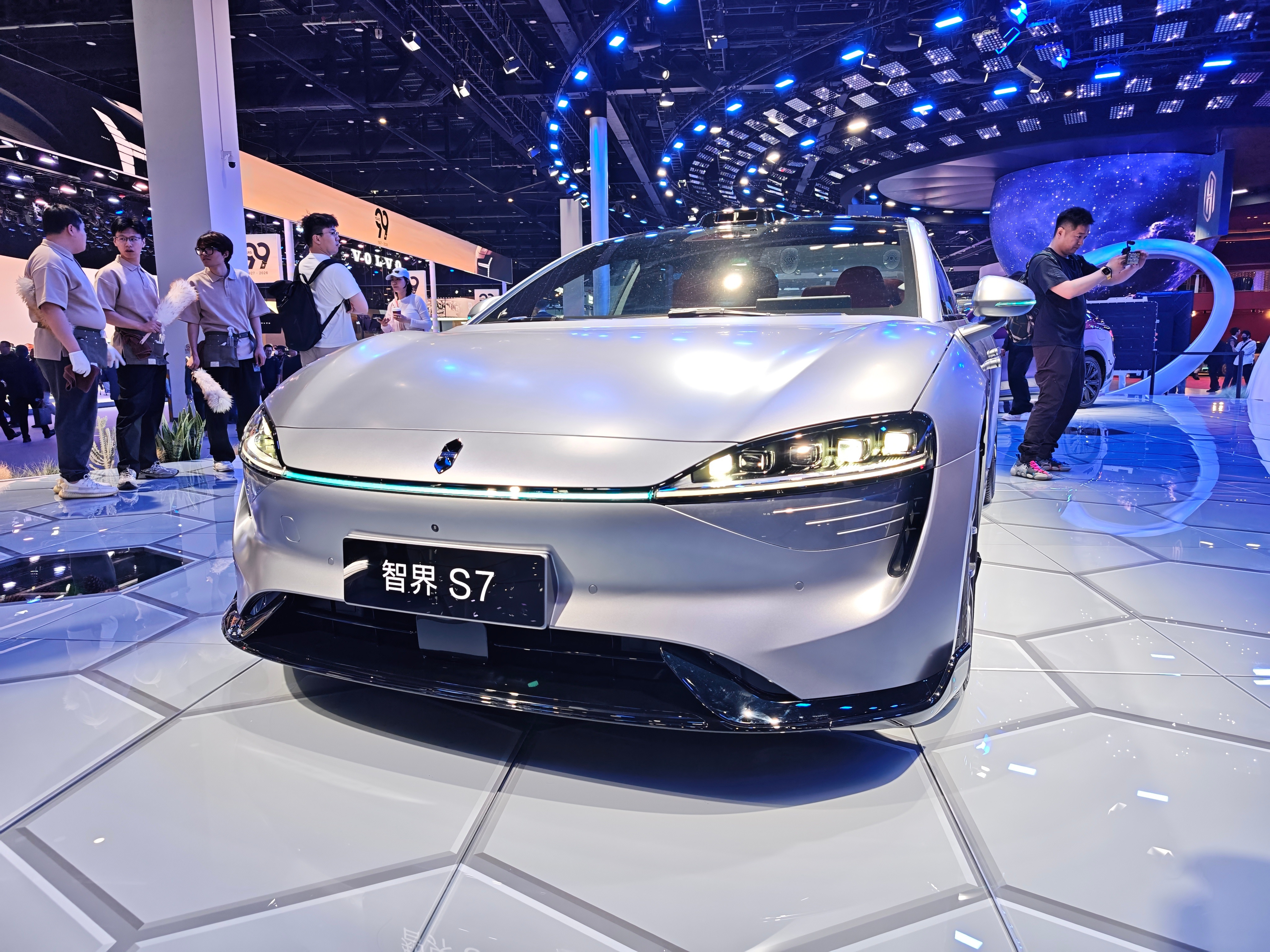 智界携新S7登陆北京国际车展。新智界S7搭载华为途灵平台+800V高压碳化硅动力