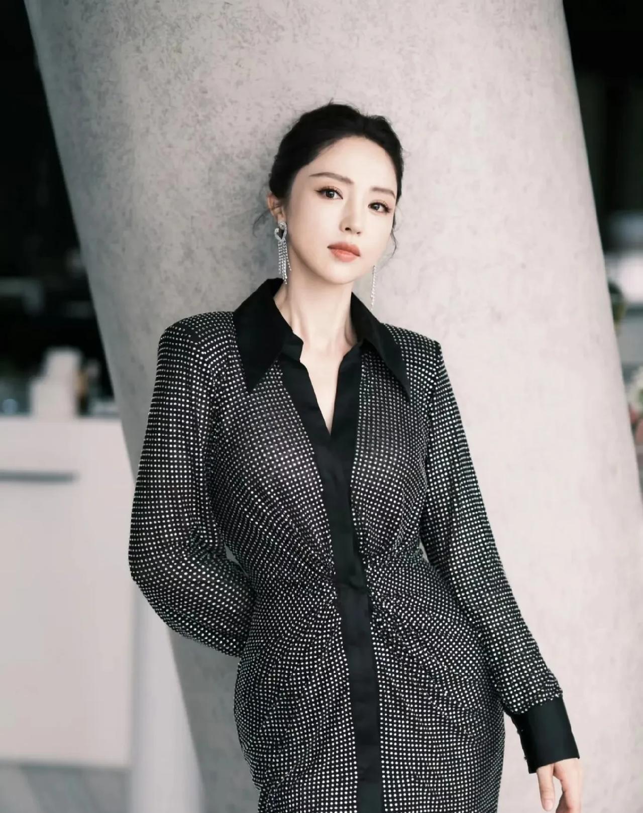 薛佳凝和董璇都是演艺圈的知名女星，在财富积累上存在一定差距。-薛佳凝财富状况