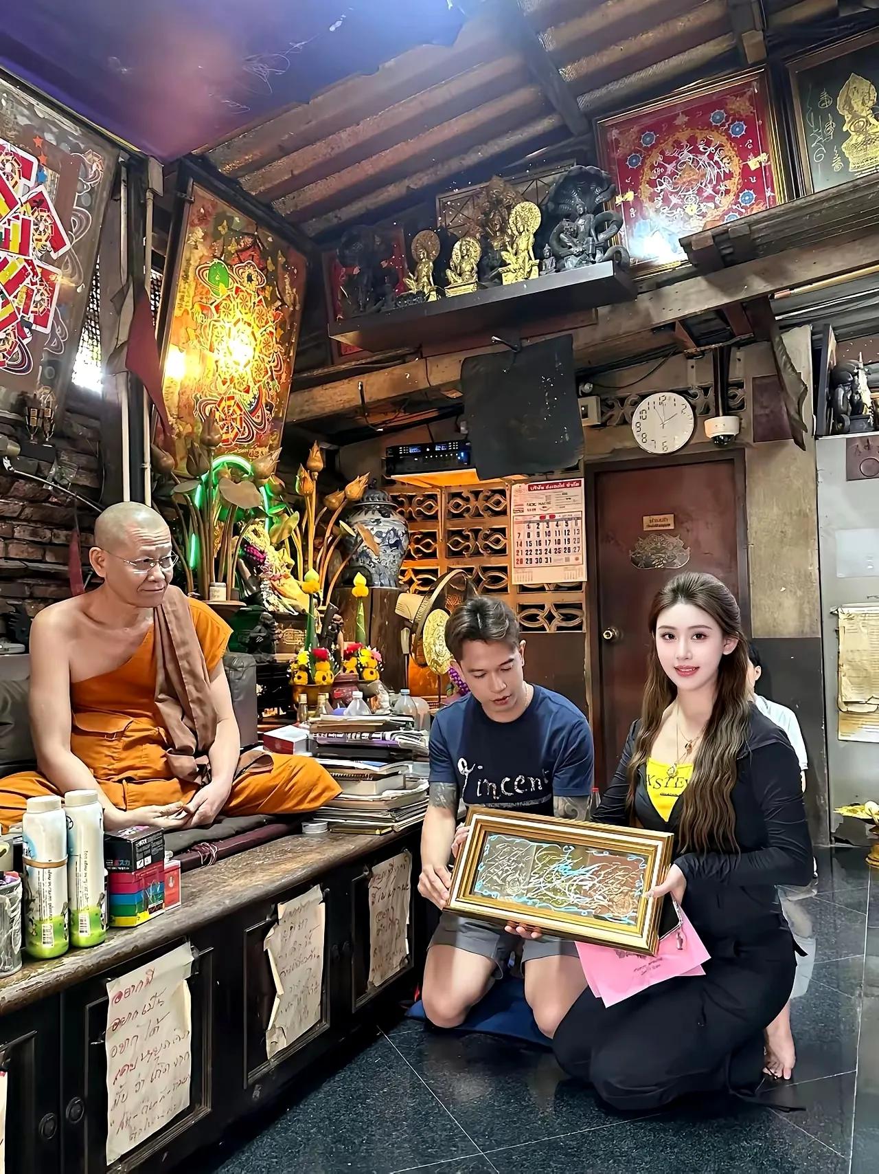 眼神透出邪气！早前国内游客去泰国阿赞初的寺庙参拜打卡，照片里他身披僧袍盘腿坐着