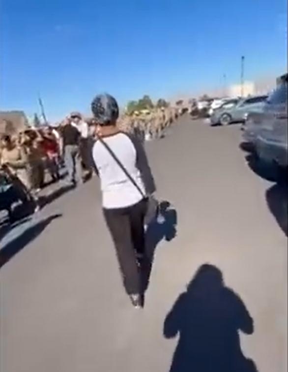 你敢相信吗，这是美国。你敢相信吗，这是美军士兵。你敢相信吗，美军士兵在排