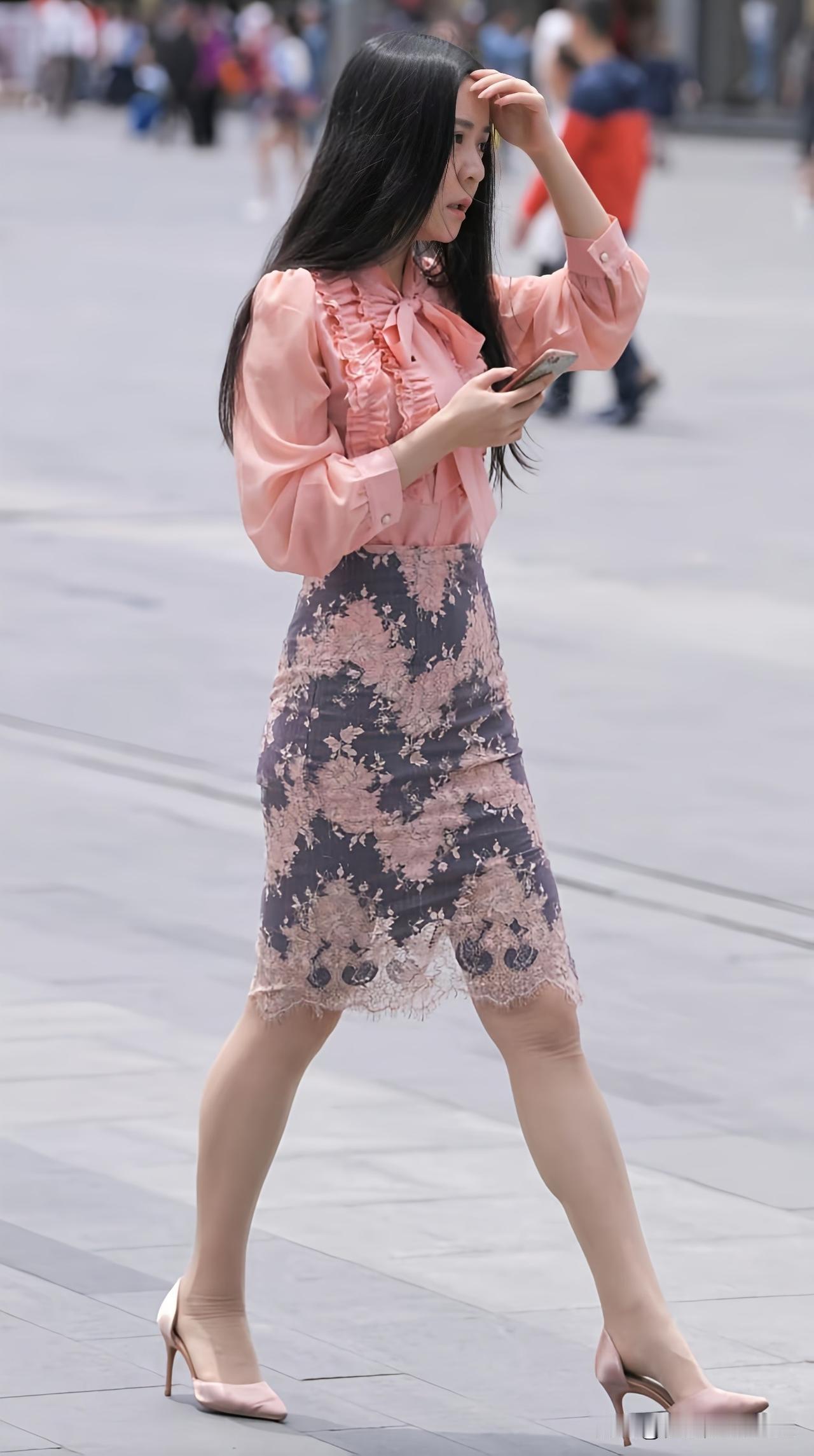 优雅穿搭指南：粉色衬衫+蕾丝短裙，尽显女性魅力