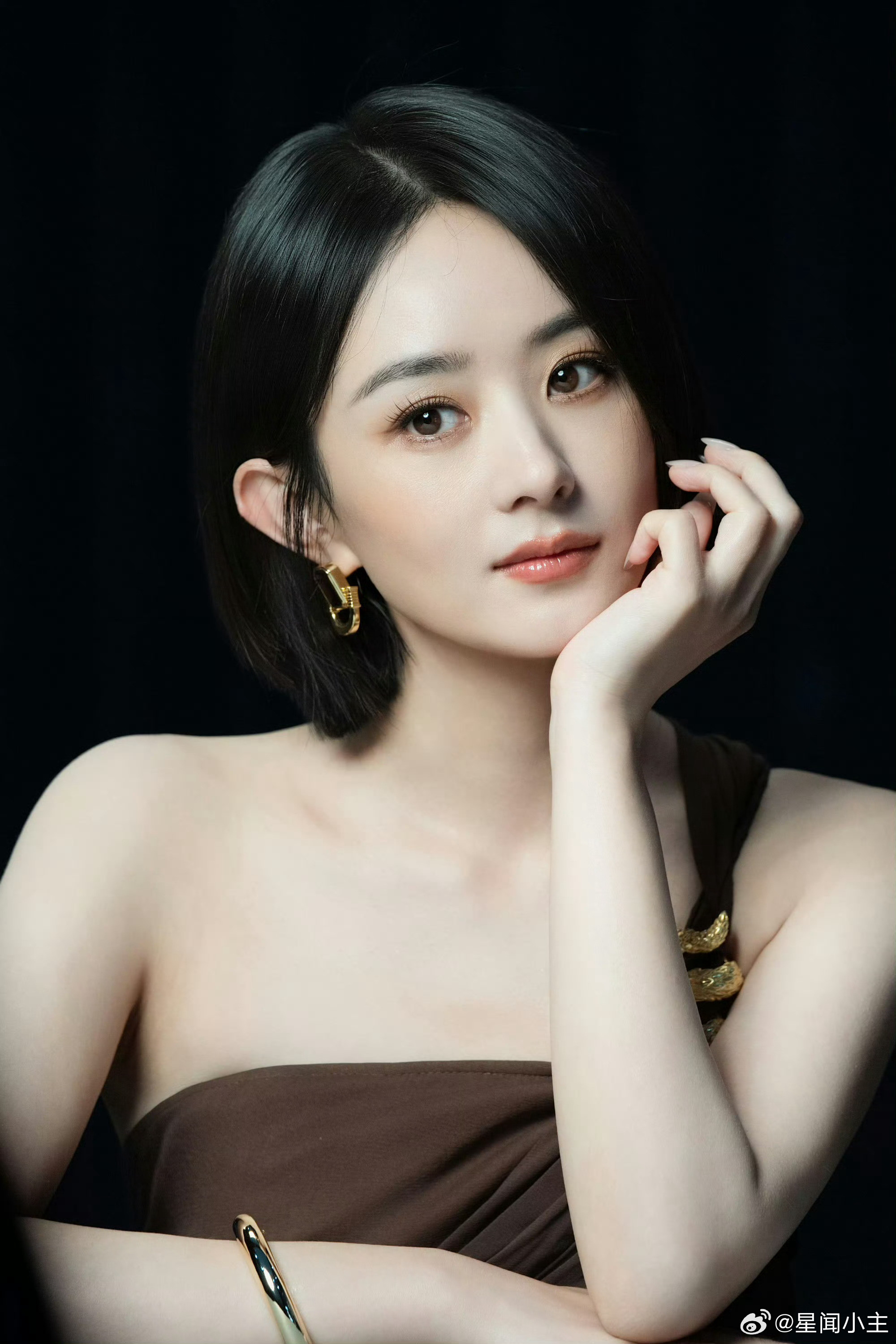赵丽颖金蛇单肩裙感觉这次裙子蛮衬她的，妆面干净，整体造型很显气质​​​