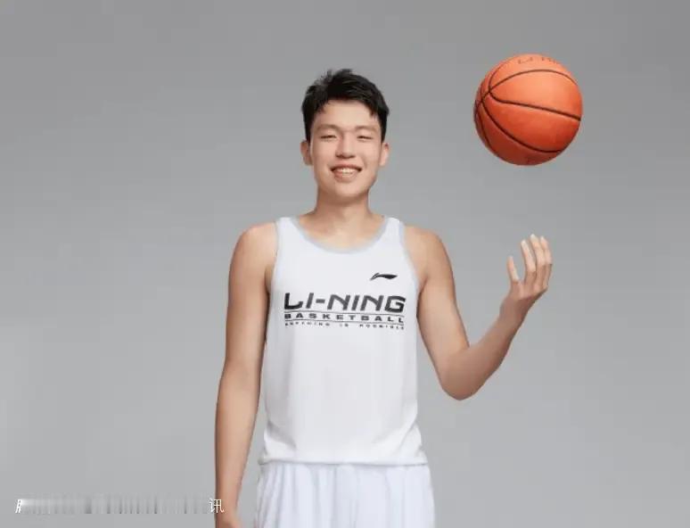 杨瀚森和易建联完全两种相反的性格！无论哪支球队邀请杨瀚森去试训，他都表现的很