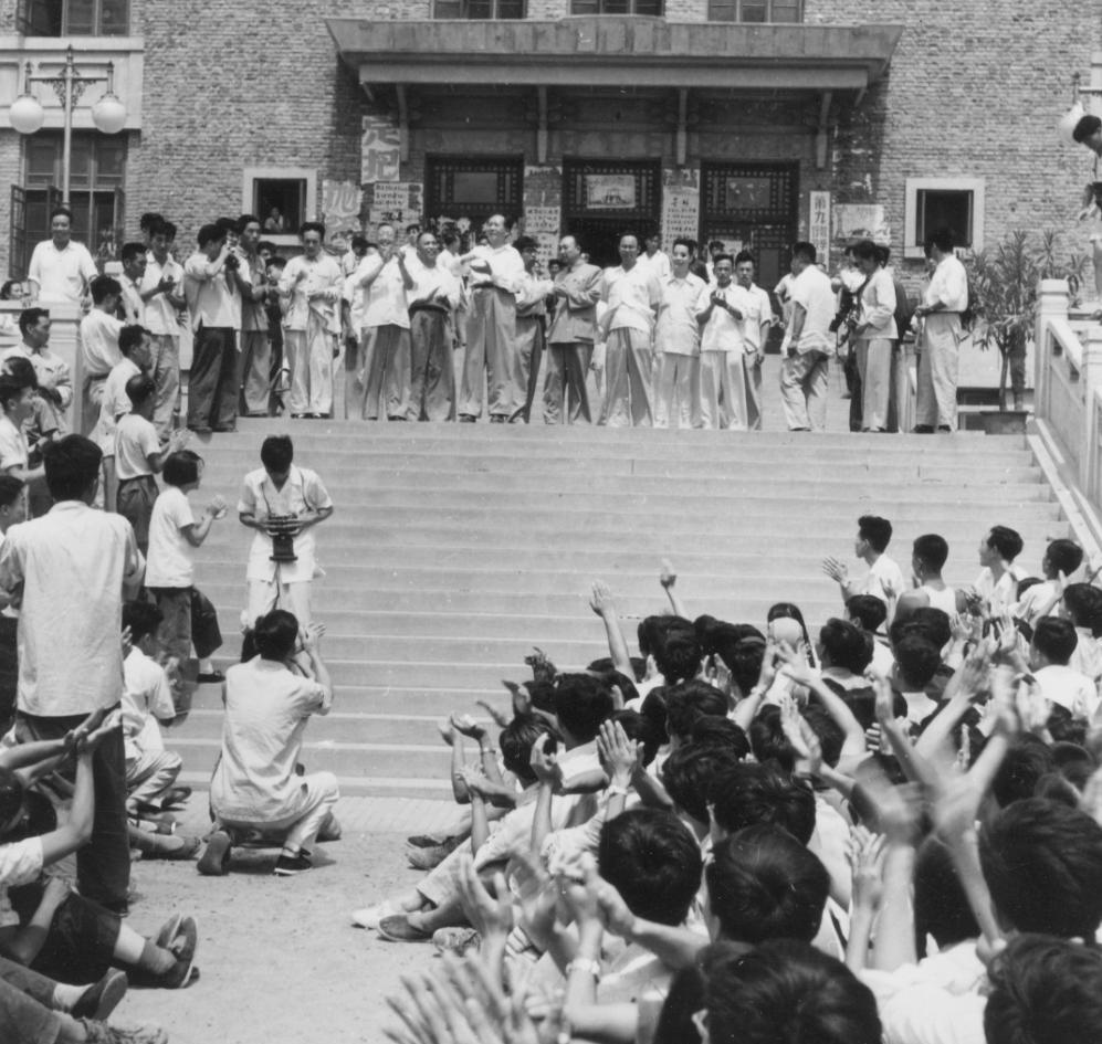 1958年8月13日毛主席视察天津大学。接见10000多名师生员工。当天上午，