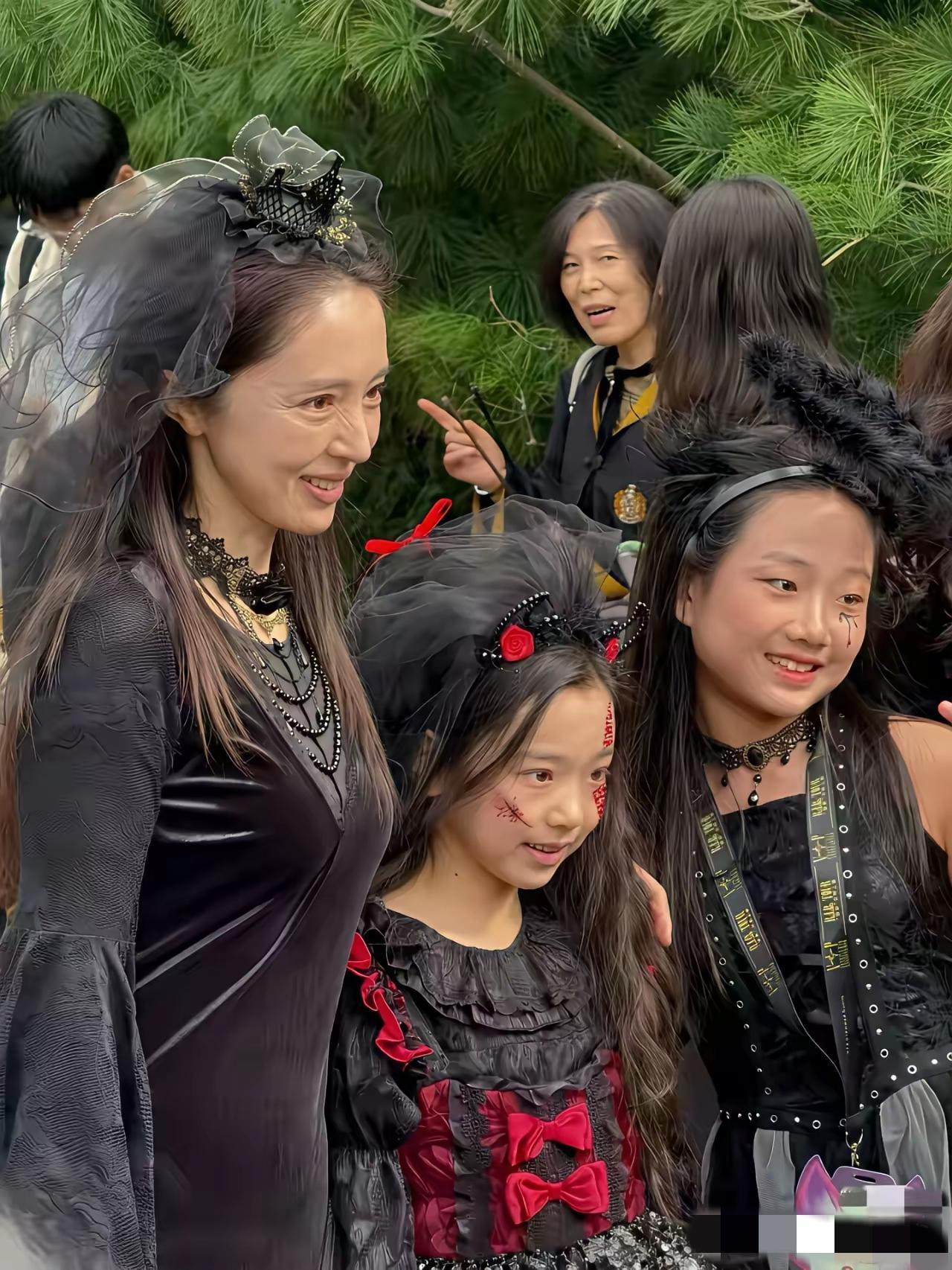 这是董璇…？如果这样，我有点理解她为什么找个这么老的弟弟了[思考]，毕竟，找太嫩