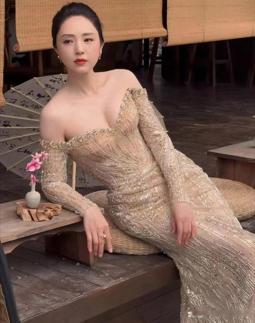 年过四十的董璇身着一字肩鎏金礼裙，明艳动人风情万种，极致美貌惊艳全场，美得让人失