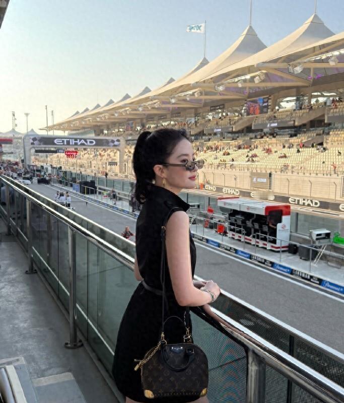 刘亦菲在阿联酋度假的照片几乎住在了热搜上。令人关注的不是精修大片，而是一系列“