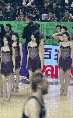 这拉拉队有点过分了吧，裁判都不好意思了！在南京主场对阵上海的比赛中，拉拉队真是