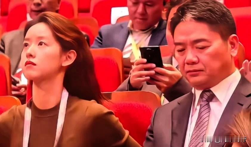 现在最委屈的人，真得算刘强东一个！好不容易借着韩国峰会能跟章泽天凑上同框，