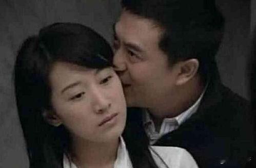 发现一个有意思的事情只要是张嘉译演的电视剧都与女演员有这个情节——“被年轻女
