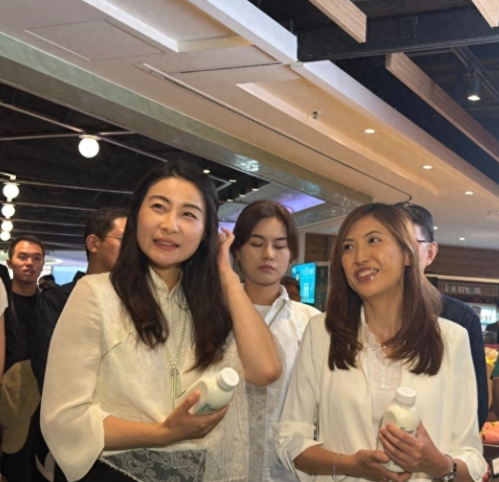 香港K11活动：郭晶晶优雅，欧阳夏丹年轻的同框瞬间