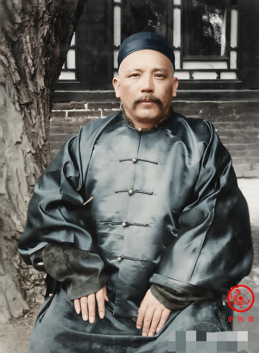 1901年，袁世凯一张罕见留影，此时他42岁，一身便装，是直隶总督