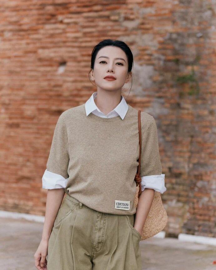年近半百高圆圆，活成了冻龄范本气质超群每次刷到高圆圆的路透和活动现场照片，都会忍