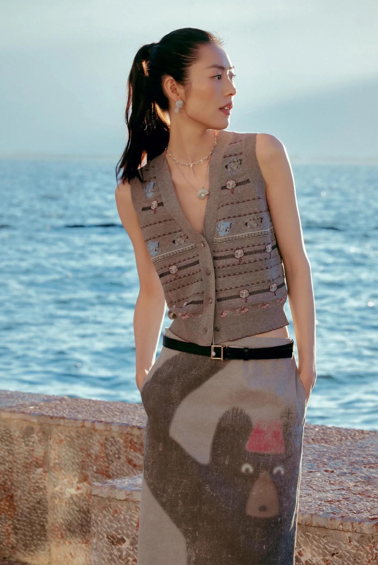 刘雯真的把松弛感刻进DNA里！✨V领针织马甲搭配艺术感半身裙，简约又不失设计感