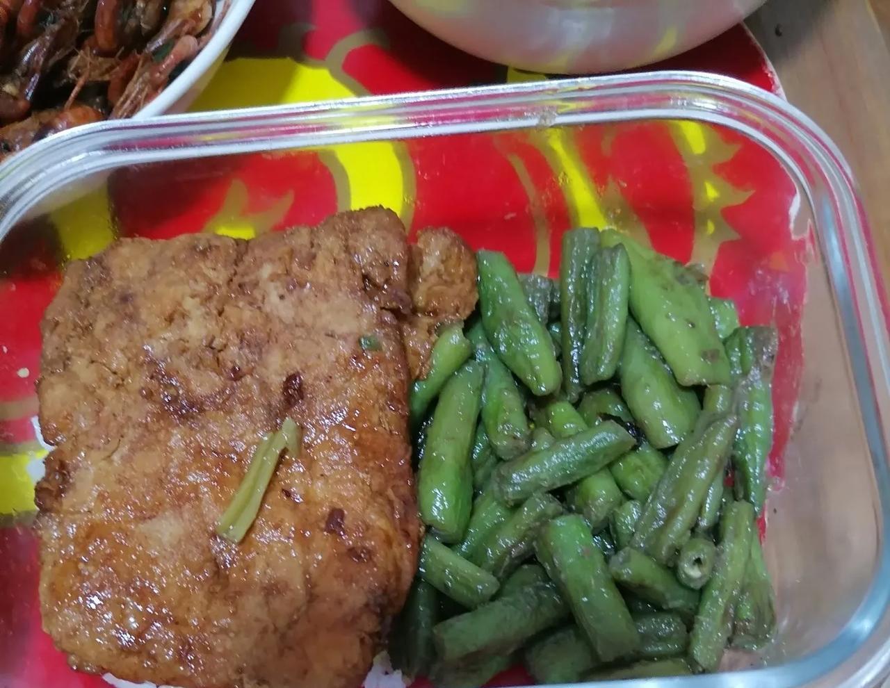 明日午餐可以不用点外卖了，自己带饭饭。今日婆婆烧的菜不错，我决定带饭，在大家吃